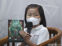 Keren, Buku Tiga Bahasa Ini Garapan Pelajar SD Lho