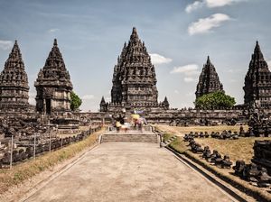 Apakah Benar Candi Prambanan Dibuat dalam 1 Malam? Ini Faktanya Apakah Benar Candi Prambanan Dibuat dalam 1 Malam? Ini Faktanya