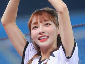 Cheerleader Jadi Viral, Buktikan Payudaranya Asli dengan Cara Tak Terduga