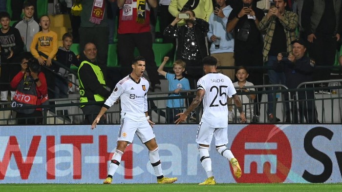 Manchester Uniteds Portuguese striker Cristiano Ronaldo celebrates with teammates after scoring the 0-2 from the penalty spot during the UEFA Europa League group E football match between Sheriff and Manchester United at Zimbru stadium in Chisinau on September 15, 2022. (Photo by Daniel MIHAILESCU / AFP) (Photo by DANIEL MIHAILESCU/AFP via Getty Images)