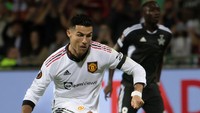 Ronaldo tanpa kesulitan mengeksekusi bola penalti tanpa bisa dibendung kiper Sheriff Tiraspol, Koval. (Foto: Manchester United via Getty Imag/Ash Donelon)