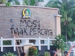 Demo BBM Naik, Mahasiswa Banyuwangi Lakukan Vandalisme-Jebol Gerbang Pemkab