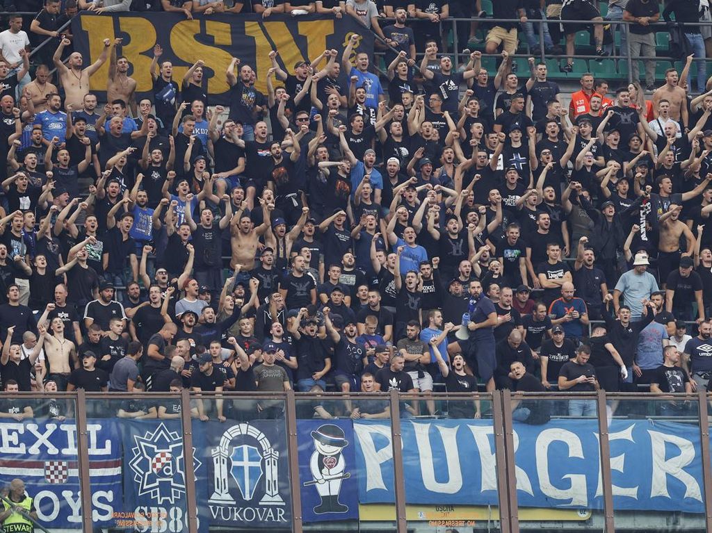 Heboh Fans Dinamo Zagreb Parade Salam Nazi di Kota Milan