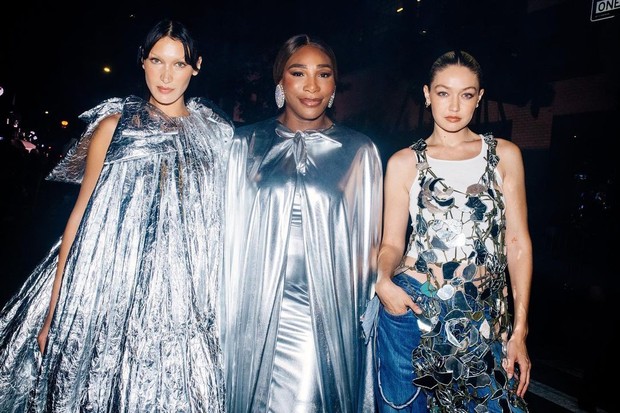 Foto: instagram.com/voguemagazine Bella Hadid, Serena Williams, dan Gigi Hadid tampil di Vogue World/