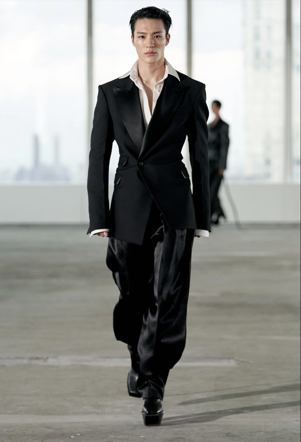 Foto: vogue.com NCT Jeno debut sebagai model di show Peter Do/