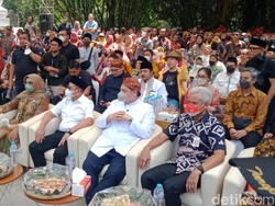 Ganjar dan Airlangga Duet di Klaten, Sebarkan Apem di Acara Yaqowiyu