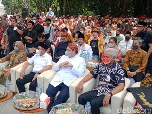 Ganjar dan Airlangga Duet di Klaten, Sebarkan Apem di Acara Yaqowiyu Ganjar dan Airlangga Duet di Klaten, Sebarkan Apem di Acara Yaqowiyu