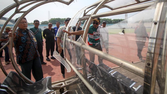 Haduh, Stadion Gelora Delta Sidoarjo Rusak Diinvasi Suporter Bupati Sidoarjo Ahmad Mudlor Ali (kiri) meninjau kerusakan pascakerusuhan suporter Persebaya Surabaya seusai pertandingan Liga 1 di Stadion Gelora Delta Sidoarjo, Jawa Timur, Jumat (16/9/2022). Kerusuhan seusai pertandingan tersebut mengakibatkan sejumlah fasilitas umum rusak. ANTARA FOTO/Umarul Faruq/aww.