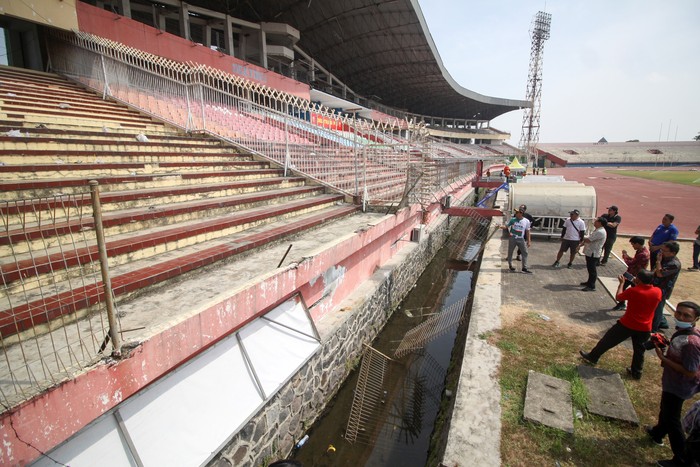 Bupati Sidoarjo Ahmad Mudlor Ali (kiri) meninjau kerusakan pascakerusuhan suporter Persebaya Surabaya seusai pertandingan Liga 1 di Stadion Gelora Delta Sidoarjo, Jawa Timur, Jumat (16/9/2022). Kerusuhan seusai pertandingan tersebut mengakibatkan sejumlah fasilitas umum rusak. ANTARA FOTO/Umarul Faruq/aww.