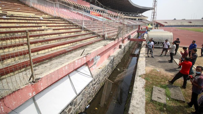 Haduh, Stadion Gelora Delta Sidoarjo Rusak Diinvasi Suporter Bupati Sidoarjo Ahmad Mudlor Ali (kiri) meninjau kerusakan pascakerusuhan suporter Persebaya Surabaya seusai pertandingan Liga 1 di Stadion Gelora Delta Sidoarjo, Jawa Timur, Jumat (16/9/2022). Kerusuhan seusai pertandingan tersebut mengakibatkan sejumlah fasilitas umum rusak. ANTARA FOTO/Umarul Faruq/aww.
