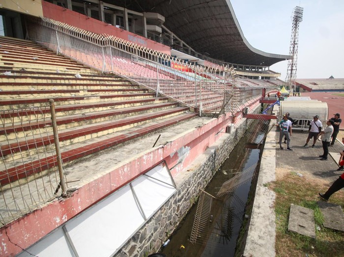 Bupati Sidoarjo Ahmad Mudlor Ali (kiri) meninjau kerusakan pascakerusuhan suporter Persebaya Surabaya seusai pertandingan Liga 1 di Stadion Gelora Delta Sidoarjo, Jawa Timur, Jumat (16/9/2022). Kerusuhan seusai pertandingan tersebut mengakibatkan sejumlah fasilitas umum rusak. ANTARA FOTO/Umarul Faruq/aww.