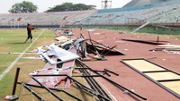Kemudian kerusakan juga tampak di bench pemain. Juga sound system dan pagar pintu halaman.  