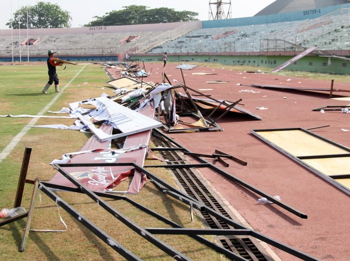 Bupati Sidoarjo Ahmad Mudlor Ali (kiri) meninjau kerusakan pascakerusuhan suporter Persebaya Surabaya seusai pertandingan Liga 1 di Stadion Gelora Delta Sidoarjo, Jawa Timur, Jumat (16/9/2022). Kerusuhan seusai pertandingan tersebut mengakibatkan sejumlah fasilitas umum rusak. ANTARA FOTO/Umarul Faruq/aww.