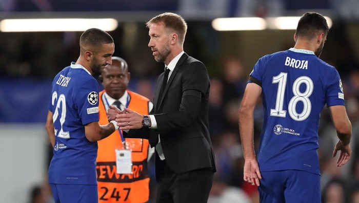 LONDON, ENGLAND - SEPTEMBER 14: Hakim Ziyech of Chelsea and Graham Potter the manager / head coach of Chelsea at full time of the UEFA Champions League group E match between Chelsea FC and FC Salzburg at Stamford Bridge on September 14, 2022 in London, United Kingdom. (Photo by James Williamson - AMA/Getty Images)