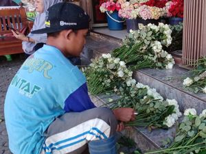 Harga Bunga di Kota Batu Turut Terdongkrak Dampak Kenaikan BBM Harga Bunga di Kota Batu Turut Terdongkrak Dampak Kenaikan BBM