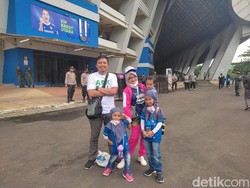 Berawal dari Facebook, Kini Nyetadion Sekeluarga Dukung Persib