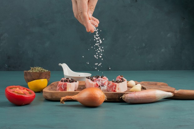 Ilustrasi menambahkan penyedap makanan/Foto: Freepik.com/azerbaijan_stocker