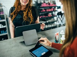 10 Cara Menarik Perhatian Pelanggan agar Membeli Produk Kita