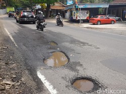 Pengendara Keluhkan Jalan Berlubang di Sumedang: Bahaya!