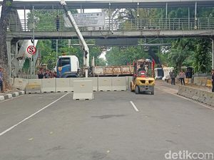 Demo Tolak BBM Naik Berlanjut Hari Ini, Jalan Merdeka Barat Ditutup