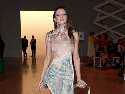 Gaya Julia Fox Nyentrik Lagi, Kini Bak Putri Duyung Baru Keluar Dari Laut