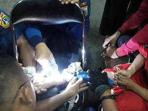 Kaki Bocah di Jaktim Terborgol Besi, Damkar Turun Tangan