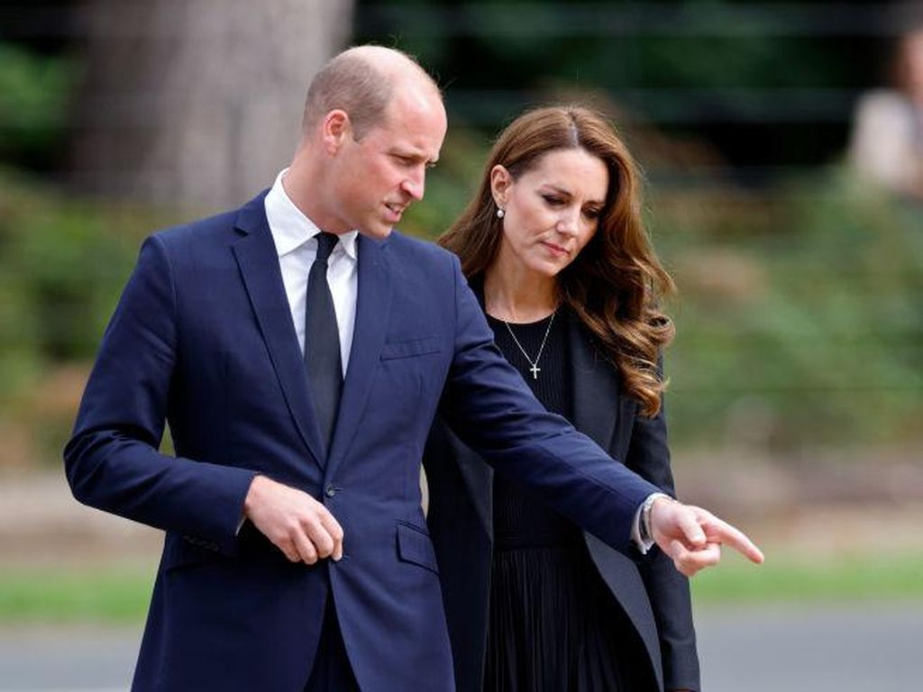 Momen Pangeran William-Kate Middleton Temui Warga di Sandringham