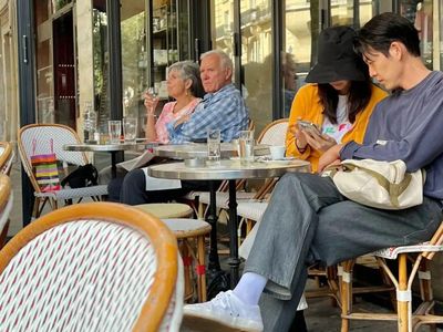 Shin Min Ah dan Kim Woo Bin Terciduk Kencan di Paris!