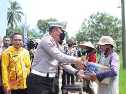 Korlantas Bagikan Ratusan Paket Sembako ke Buruh Tani Pandeglang