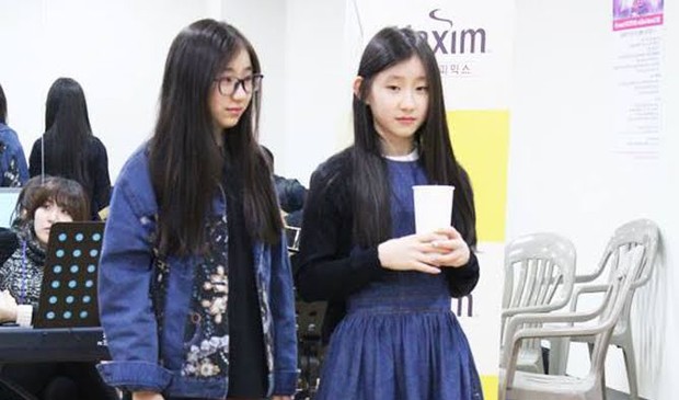 Lee Chae Yeon dan sang adik, Lee Chaeryeong/Foto: koreaboo.com Lee Chae Yeon memulai karir di industri musik bersama adiknya Lee Chaeryeong ITZY, melalui survical show.