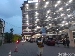 Wanita Jatuh dari Lantai 6 Gedung Parkir USM Semarang Meninggal