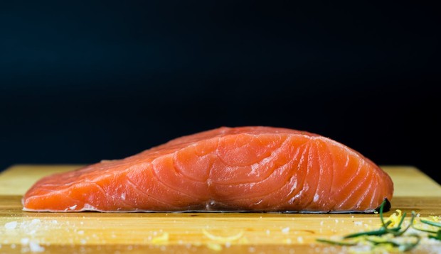 Los alimentos ricos en grasas son buenos para comer a los 40 años.  Uno de ellos es el Salmón/Foto: pexels.com/Rocio Vasquez