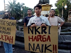 Massa Tolak BBM Naik di Denpasar Sentil Jokowi-Puan Rayakan Ultah di DPR Massa Tolak BBM Naik di Denpasar Sentil Jokowi-Puan Rayakan Ultah di DPR