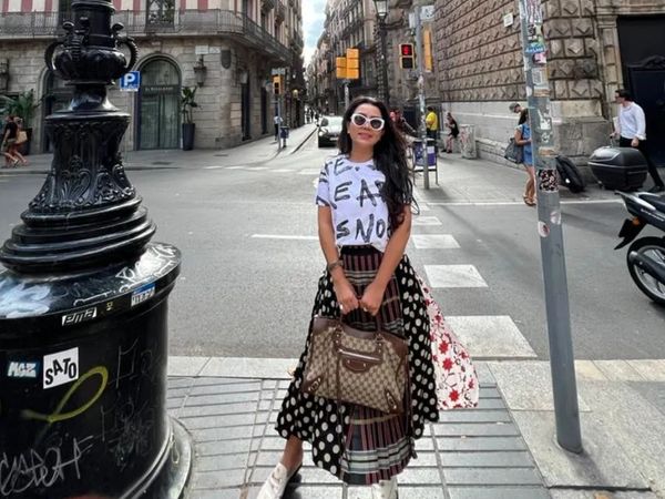 8 Gaya Stylish Mayangsari Liburan ke Eropa Tanpa Ditemani Suami & Anak