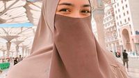 8 Gaya Citra Kirana Umrah Bareng Rezki Aditya dan Anak, Coba Pakai Cadar