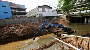 Masuki Musim Hujan, Kali Sunter Cipinang Melayu, Jaktim Dikeruk