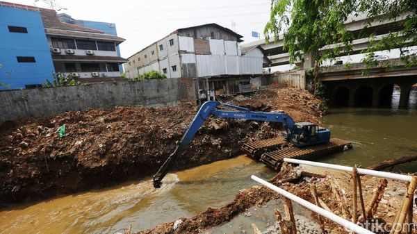 Masuki Musim Hujan, Kali Sunter Cipinang Melayu, Jaktim Dikeruk