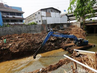 Masuki Musim Hujan, Kali Sunter Cipinang Melayu, Jaktim Dikeruk