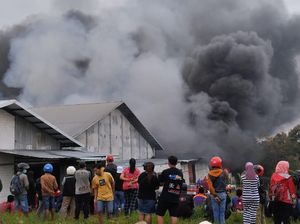 9 Jam Berlalu, Kebakaran Pabrik Kertas di Malang Belum Padam