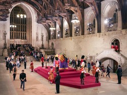 Waduh, Seorang Penjaga Kerajaan Pingsan Saat Jaga Peti Mati Ratu