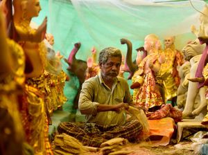 Begini Seniman India Buat Kerajinan Berhala Vishwakarma Jayanti