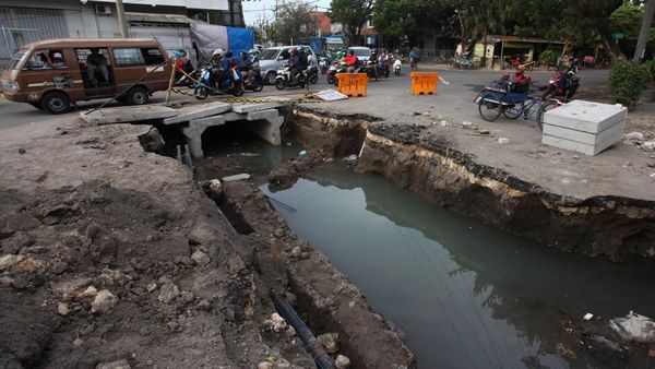 Antisipasi Banjir, Jalanan Surabaya Dibuat Saluran Air