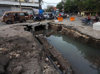 Antisipasi Banjir, Jalanan Surabaya Dibuat Saluran Air