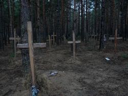 Penampakan Kuburan Massal di Ukraina, Ada Ratusan Mayat
