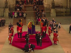 Momen Penjaga Kerajaan Pingsan di Depan Peti Mati Ratu Elizabeth II