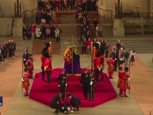 Penjaga Kerajaan Pingsan di Depan Peti Mati Ratu Elizabeth II Penjaga Kerajaan Pingsan di Depan Peti Mati Ratu Elizabeth II