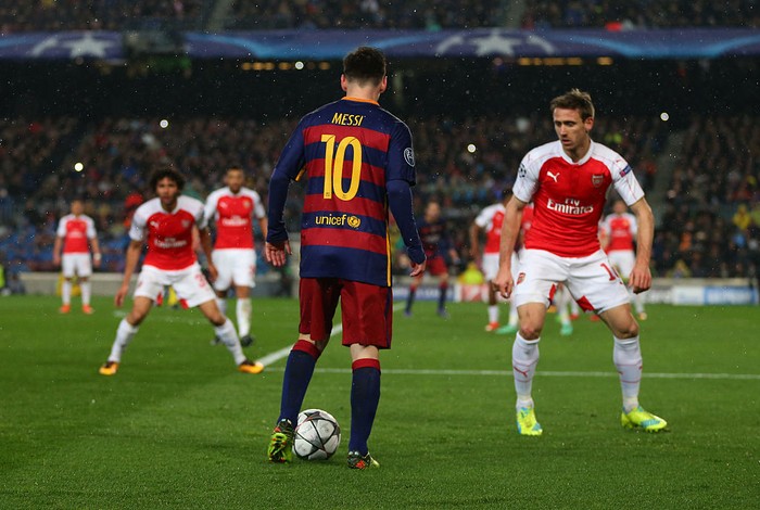 Rekor Messi Jebolin Gawang Lawan di Liga Champions BARCELONA, SPAIN - MARCH 16: Lionel Messi of FC Barcelona faces the Arsenal players during the UEFA Champions League match between FC Barcelona and Arsenal at Camp Nou on March 16, 2016 in Barcelona, Spain. (Photo by Catherine Ivill - AMA/Getty Images)
