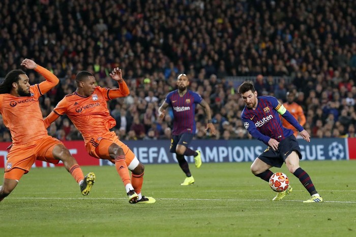 BARCELONA, SPAIN - MARCH 16:  Lionel Messi of FC Barcelona  faces the Arsenal players during the UEFA Champions League match between FC Barcelona and Arsenal at Camp Nou on March 16, 2016 in Barcelona, Spain.  (Photo by Catherine Ivill - AMA/Getty Images)
