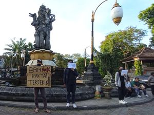 Kesal Tak Didengar, Massa Tolak BBM Naik di Denpasar Gelar Aksi Diam Kesal Tak Didengar, Massa Tolak BBM Naik di Denpasar Gelar Aksi Diam