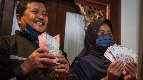 Senyum Samin Saat Uangnya yang Dimakan Rayap Bisa Ditukar Uang Baru